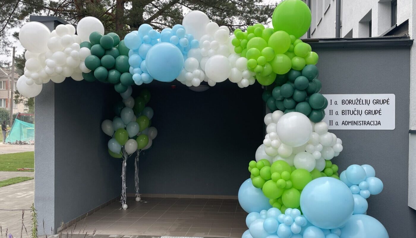 Rugsėjo 1-osios šventės dekoracijos su balionais: džiaugsmo kupina pradžia