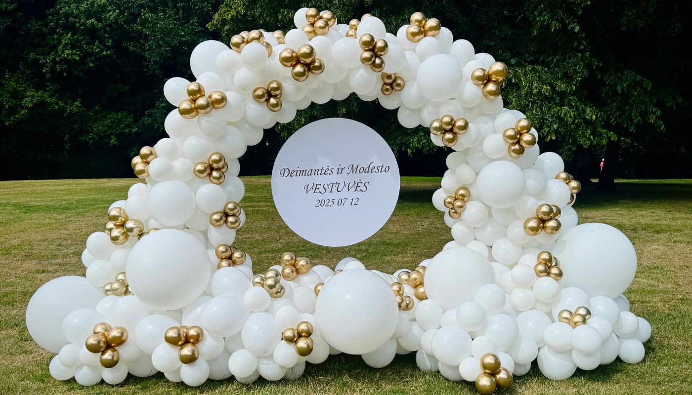 Balionų arka vestuvėms: kaip susikurti įspūdingą dekorą?